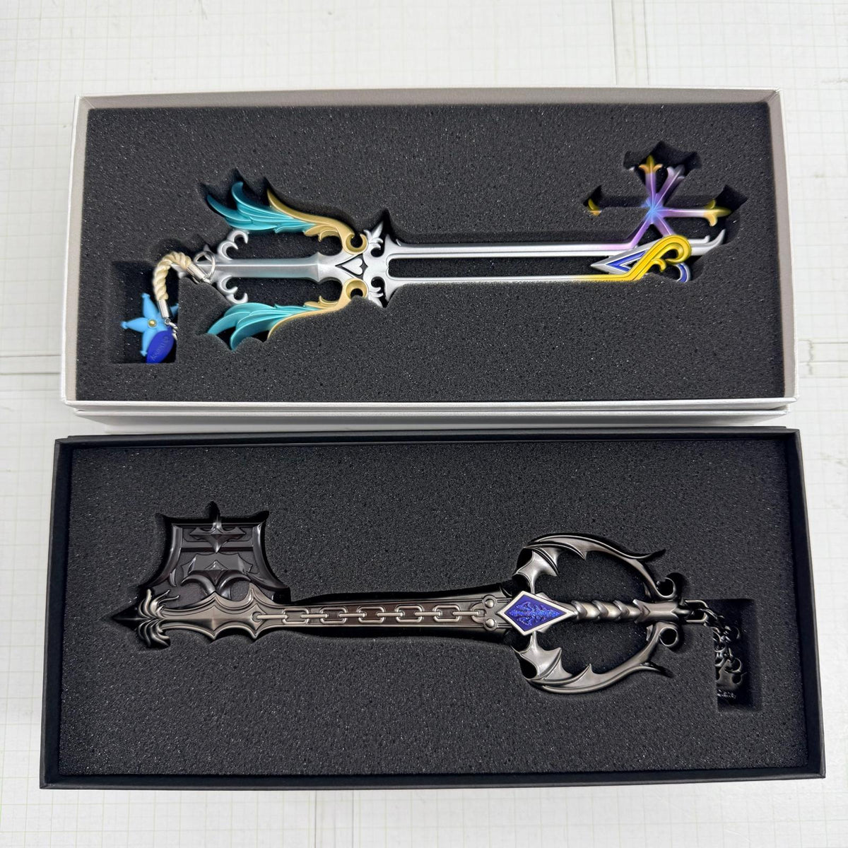 その他ホビー ディズニーアンバサダーホテル キングダムハーツ 20周年 スペシャルルーム宿泊者限定キーブレード 2点セット【713-7292】【瀬戸大橋店】