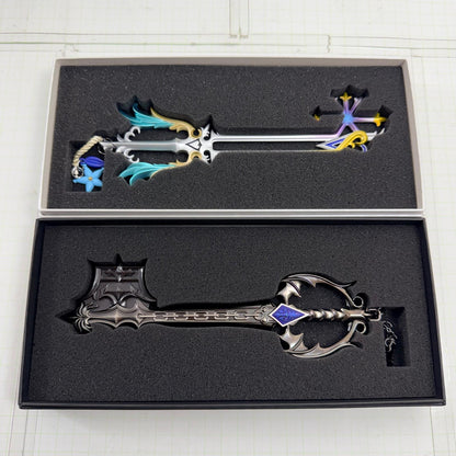 その他ホビー ディズニーアンバサダーホテル キングダムハーツ 20周年 スペシャルルーム宿泊者限定キーブレード 2点セット【713-7361】【瀬戸大橋店】