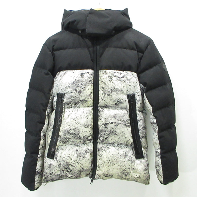 MONCLER | モンクレール BLANC 襟部2WAY総柄 ダウンジャケット E20914191885 ホワイト×ブラック サイズ：1【三重本店】