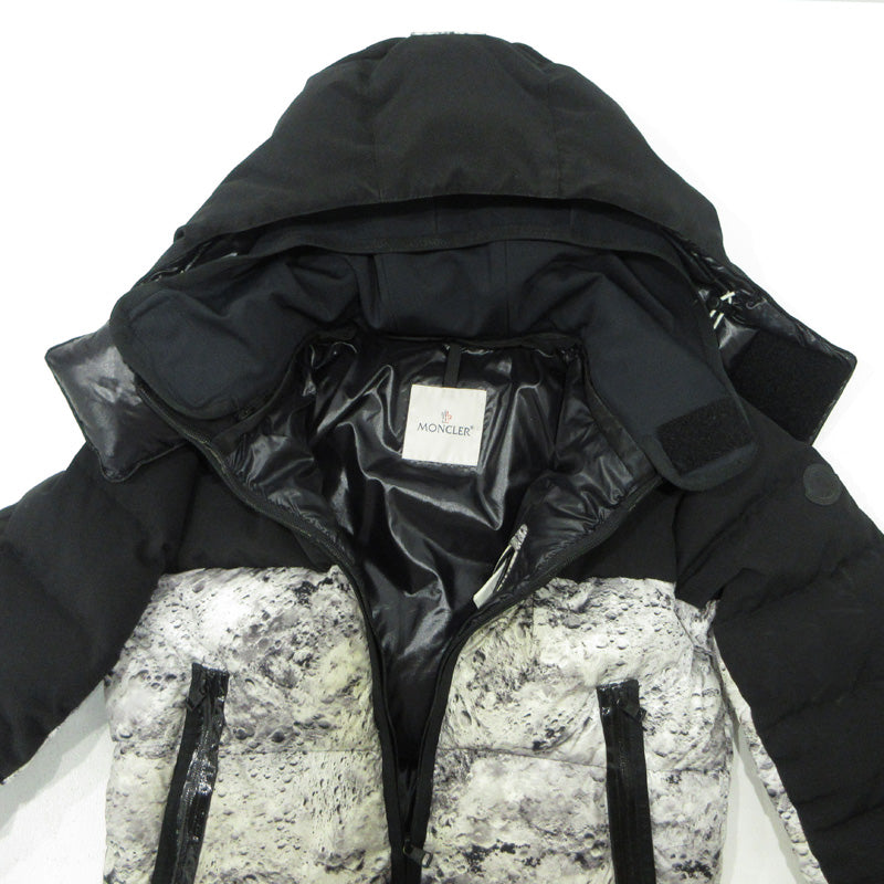 MONCLER | モンクレール BLANC 襟部2WAY総柄 ダウンジャケット E20914191885 ホワイト×ブラック サイズ：1【三重本店】