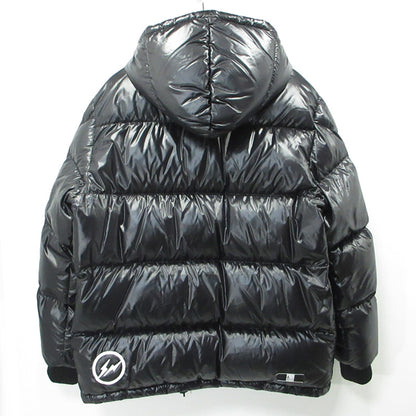 MONCLER GENIUS | モンクレールジニアス × FRAGMENT フラグメント 藤原ヒロシ ANTHEM アンセム ロゴワッペン襟2WAYダウンジャケット ダウンジャケット D209U4030850 ブラック サイズ：1【三重本店】