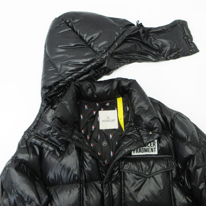 MONCLER GENIUS | モンクレールジニアス × FRAGMENT フラグメント 藤原ヒロシ ANTHEM アンセム ロゴワッペン襟2WAYダウンジャケット ダウンジャケット D209U4030850 ブラック サイズ：1【三重本店】