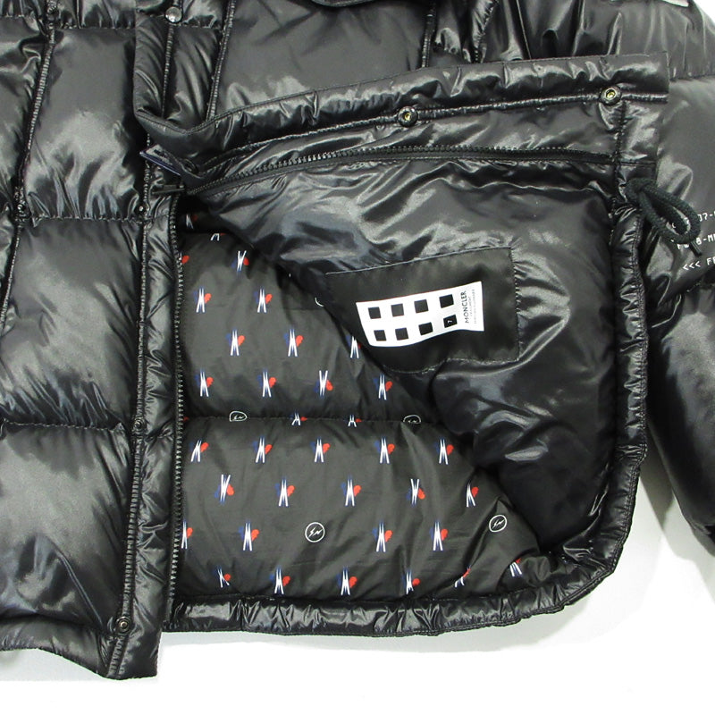 MONCLER GENIUS | モンクレールジニアス × FRAGMENT フラグメント 藤原ヒロシ ANTHEM アンセム ロゴワッペン襟2WAYダウンジャケット ダウンジャケット D209U4030850 ブラック サイズ：1【三重本店】
