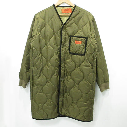 UNIVERSAL OVERALL | ユニバーサルオーバーオール QUILT COAT キルトコート ロゴワッペンキルティングジャケット 中綿ノーカラーコート 中綿ジャケット U2133511 カーキグリーン サイズ：M【三重本店】