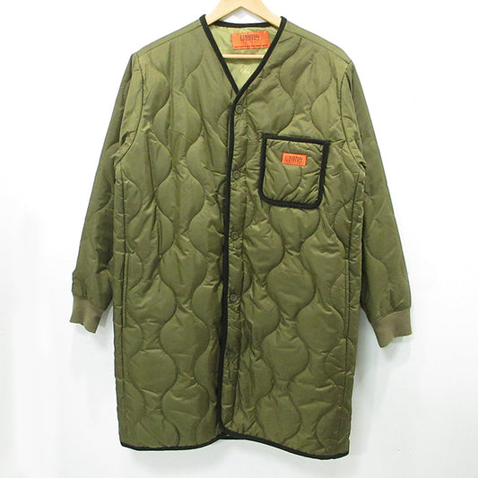 UNIVERSAL OVERALL | ユニバーサルオーバーオール QUILT COAT キルトコート ロゴワッペンキルティングジャケット 中綿ノーカラーコート 中綿ジャケット U2133511 カーキグリーン サイズ：M【三重本店】