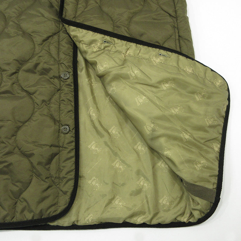 UNIVERSAL OVERALL | ユニバーサルオーバーオール QUILT COAT キルトコート ロゴワッペンキルティングジャケット 中綿ノーカラーコート 中綿ジャケット U2133511 カーキグリーン サイズ：M【三重本店】