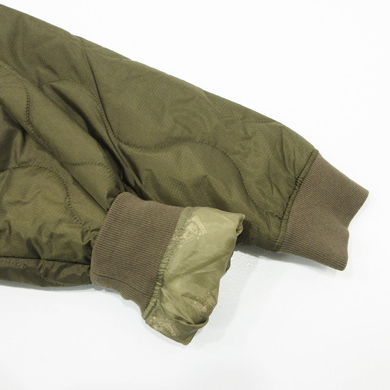 UNIVERSAL OVERALL | ユニバーサルオーバーオール QUILT COAT キルトコート ロゴワッペンキルティングジャケット 中綿ノーカラーコート 中綿ジャケット U2133511 カーキグリーン サイズ：M【三重本店】