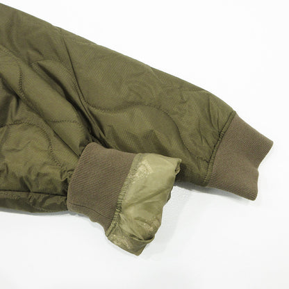 UNIVERSAL OVERALL | ユニバーサルオーバーオール QUILT COAT キルトコート ロゴワッペンキルティングジャケット 中綿ノーカラーコート 中綿ジャケット U2133511 カーキグリーン サイズ：M【三重本店】