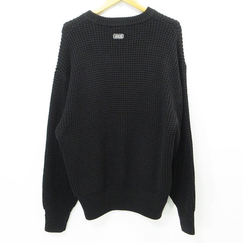 WIND AND SEA | ウィンダンシーウインダンシー Waffle Crewneck Knit Sweater ワッフルクルーネックニットセーター ロゴ刺繍長袖ニット ロゴメタルプレート セーター WDS-O-CLCS-25-Q3-KN-04 ブラック サイズ：L【三重本店】