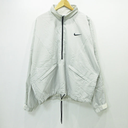 NIKE | ナイキ × FEAR OF GOD フィアオブゴッド ロゴ刺繍トラックジャケット ナイロンジャケット BV4419-043 ライトグレー ホワイト系 サイズ：M【三重本店】