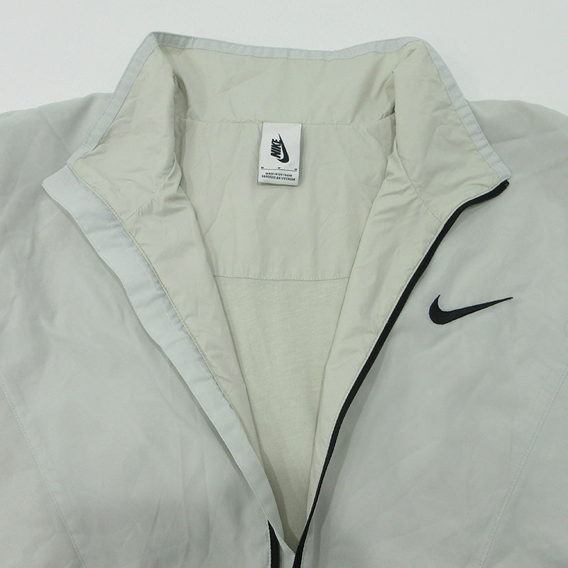NIKE | ナイキ × FEAR OF GOD フィアオブゴッド ロゴ刺繍トラックジャケット ナイロンジャケット BV4419-043 ライトグレー ホワイト系 サイズ：M【三重本店】