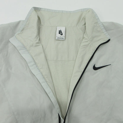 NIKE | ナイキ × FEAR OF GOD フィアオブゴッド ロゴ刺繍トラックジャケット ナイロンジャケット BV4419-043 ライトグレー ホワイト系 サイズ：M【三重本店】