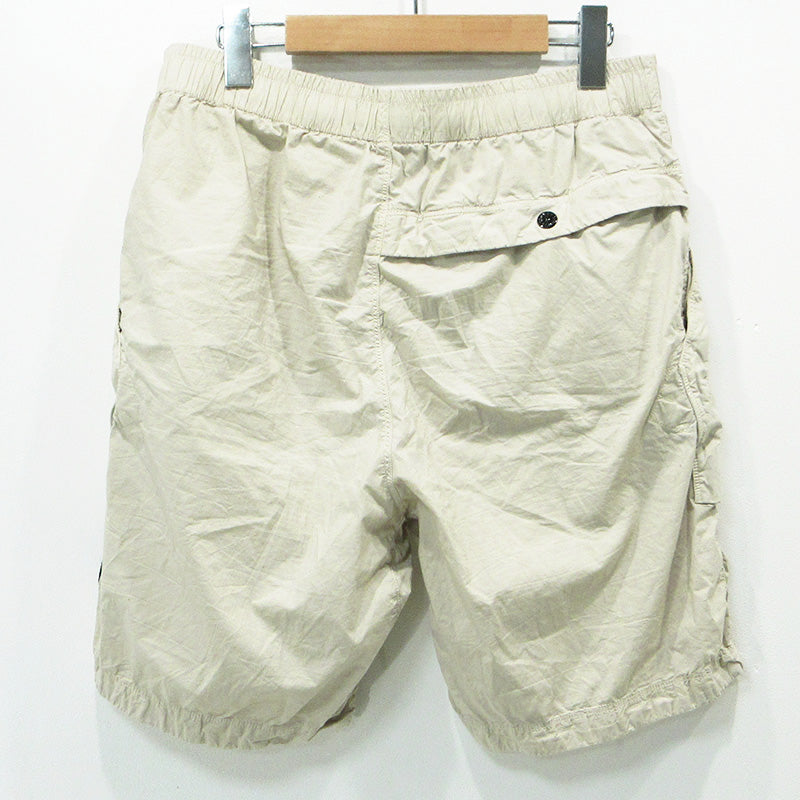 STONE ISLAND | ストーンアイランド ガーメントダイストレッチコットンバミューダコンフォートショートパンツ ロゴワッペン ショートパンツ K1S15L100009 ライトベージュ サイズ：32【三重本店】