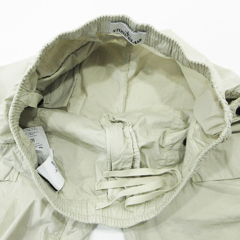 STONE ISLAND | ストーンアイランド ガーメントダイストレッチコットンバミューダコンフォートショートパンツ ロゴワッペン ショートパンツ K1S15L100009 ライトベージュ サイズ：32【三重本店】