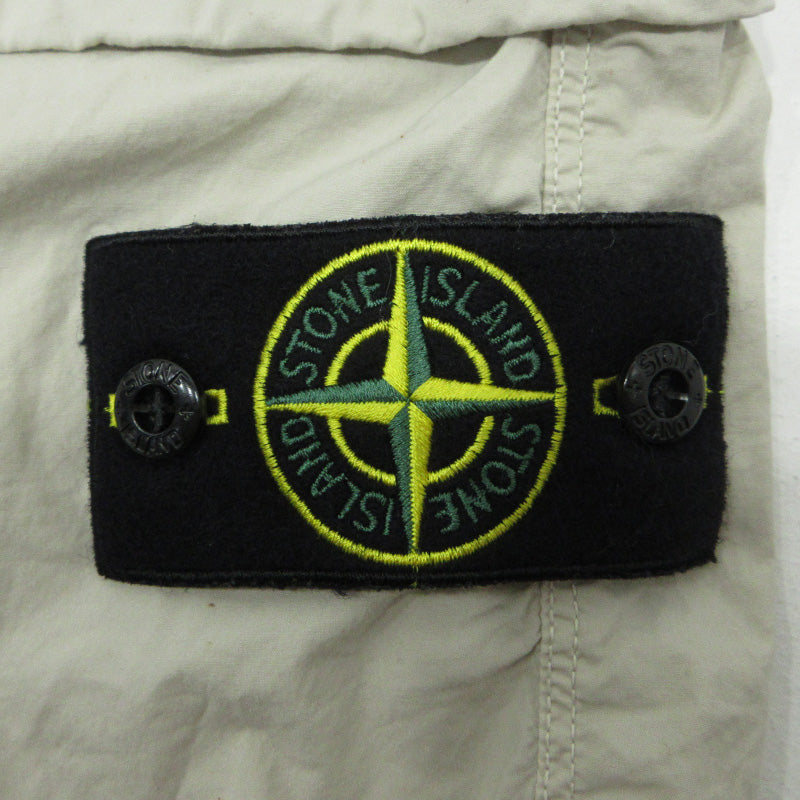 STONE ISLAND | ストーンアイランド ガーメントダイストレッチコットンバミューダコンフォートショートパンツ ロゴワッペン ショートパンツ K1S15L100009 ライトベージュ サイズ：32【三重本店】