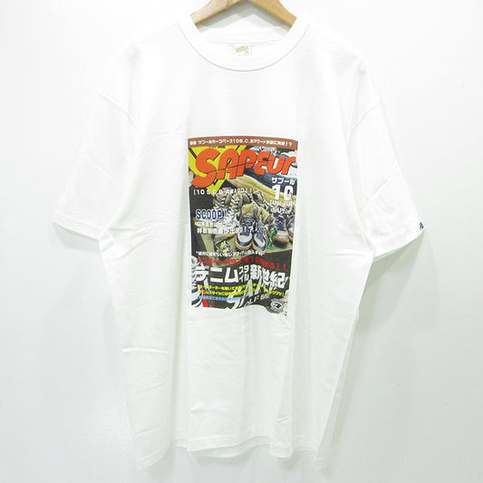 SAPEur | サプール カーゴベース スタンプ10個達成 23年 フォトプリント半袖Ｔシャツ 半袖Ｔシャツ ホワイト サイズ：XL【三重本店】