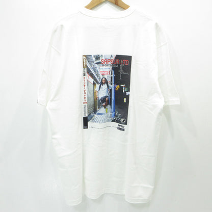 SAPEur | サプール カーゴベース スタンプ10個達成 23年 フォトプリント半袖Ｔシャツ 半袖Ｔシャツ ホワイト サイズ：XL【三重本店】
