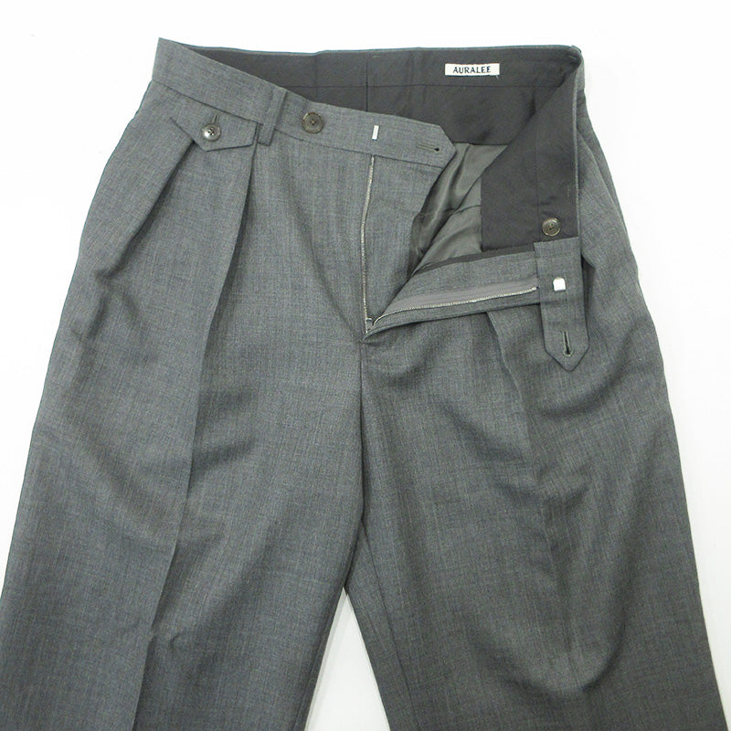 AURALEE | オーラリー BLUEFACED WOOL TWO-TUCK SLACKS ブルーフェイスウール２タックスラックス ウールパンツ その他ボトムス A25AP05BS グレー サイズ：2【三重本店】