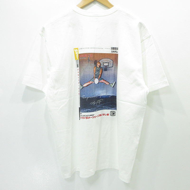 SAPEur | サプール カーゴベース スタンプ20個達成 23年 フォトプリント半袖Ｔシャツ 半袖Ｔシャツ ホワイト サイズ：L【三重本店】