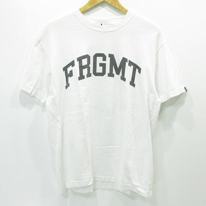 FRAGMENT | フラグメント UNIVERSITY ユニバーシティ ロゴプリント半袖Tシャツ 半袖Ｔシャツ FRGMT-T4 ホワイト サイズ：L【三重本店】