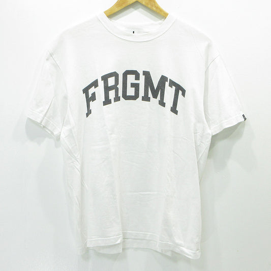 FRAGMENT | フラグメント UNIVERSITY ユニバーシティ ロゴプリント半袖Tシャツ 半袖Ｔシャツ FRGMT-T4 ホワイト サイズ：L【三重本店】