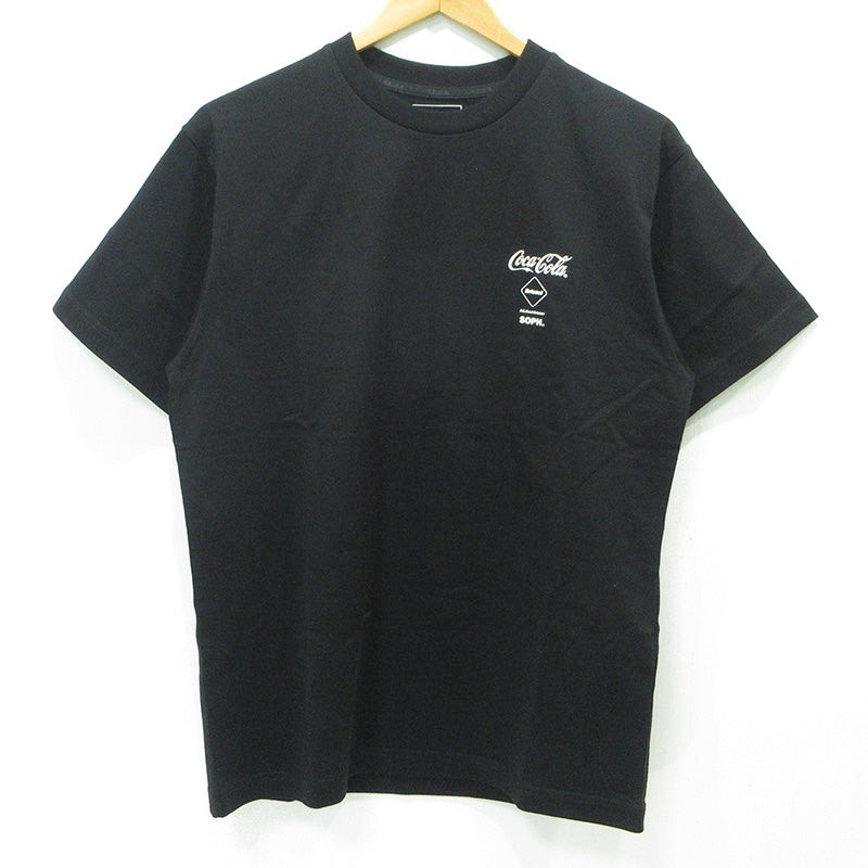 FCRB | エフシーアールビー × コカ・コーラ ロゴプリント半袖Tシャツ 半袖Ｔシャツ FCRB-260160 ブラック サイズ：S【三重本店】