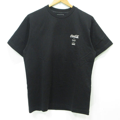 FCRB | エフシーアールビー × コカ・コーラ ロゴプリント半袖Tシャツ 半袖Ｔシャツ FCRB-260160 ブラック サイズ：S【三重本店】