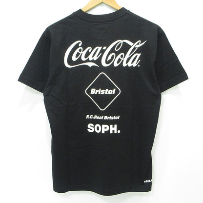 FCRB | エフシーアールビー × コカ・コーラ ロゴプリント半袖Tシャツ 半袖Ｔシャツ FCRB-260160 ブラック サイズ：S【三重本店】