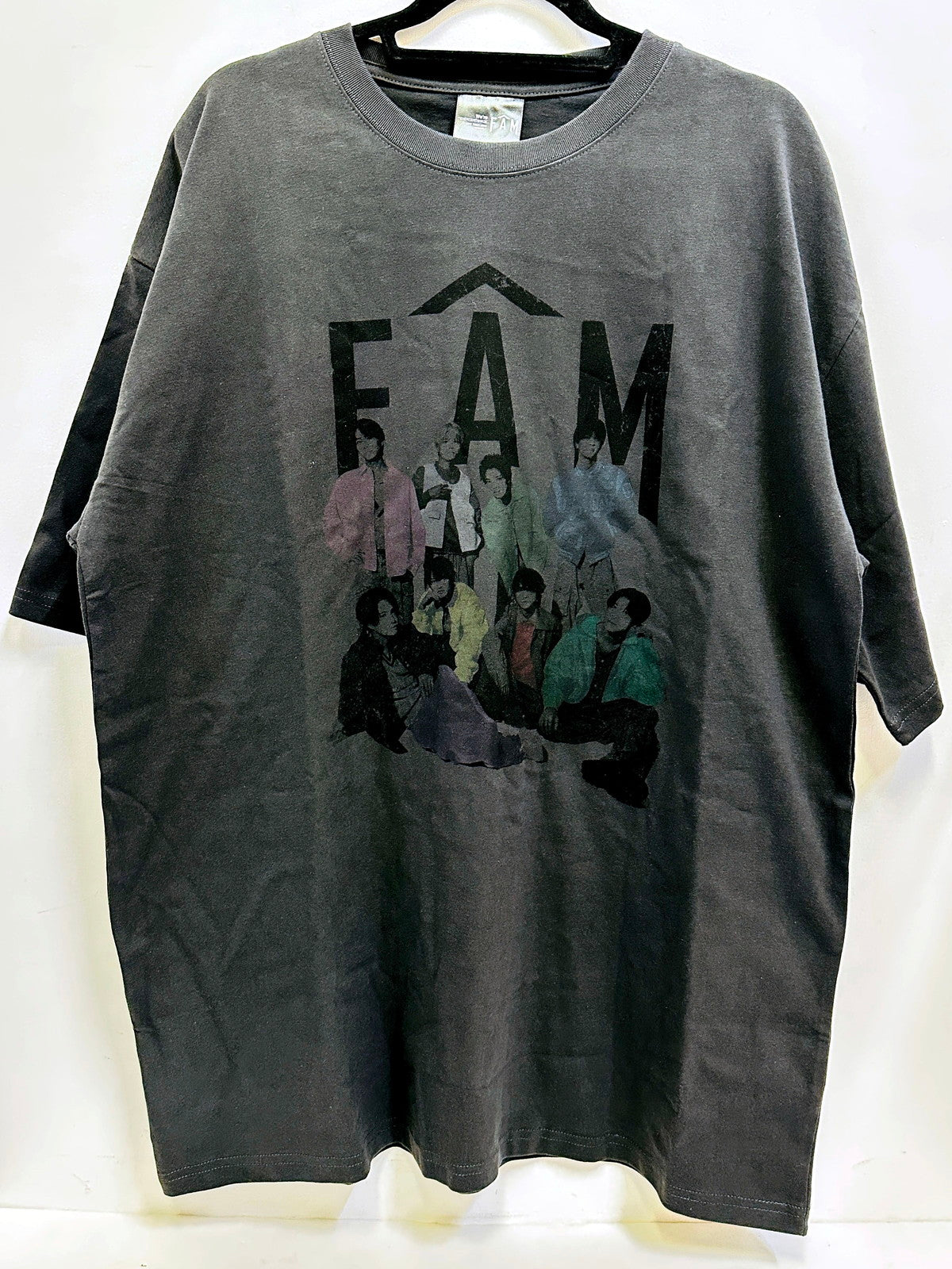 アイドルグッズ timelesz Tシャツ チャコールグレー 「We’re timelesz LIVE TOUR 2025 episode 1 ～FAM～」【倉吉店】