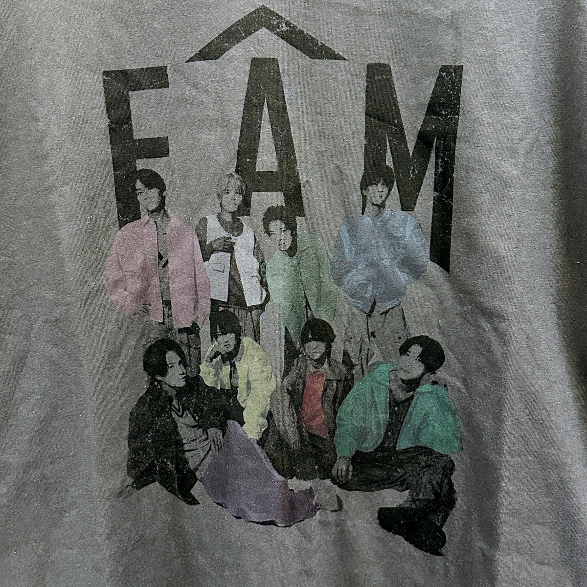 アイドルグッズ timelesz Tシャツ チャコールグレー 「We’re timelesz LIVE TOUR 2025 episode 1 ～FAM～」【倉吉店】