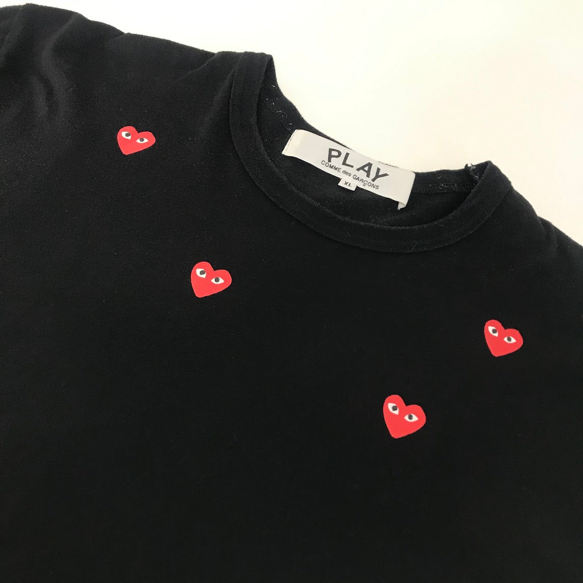 PLAY COMME des GARCONS | プレイコムデギャルソン Random Small Red Emblem 半袖Ｔシャツ AX-T338 ブラック サイズ：XL【倉吉店】