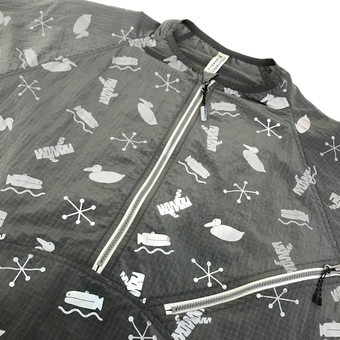 NOROLL | ノーロール SIGN REFLECTION PULLOVER 総柄 ナイロンプルオーバー ナイロンジャケット グレー【倉吉店】