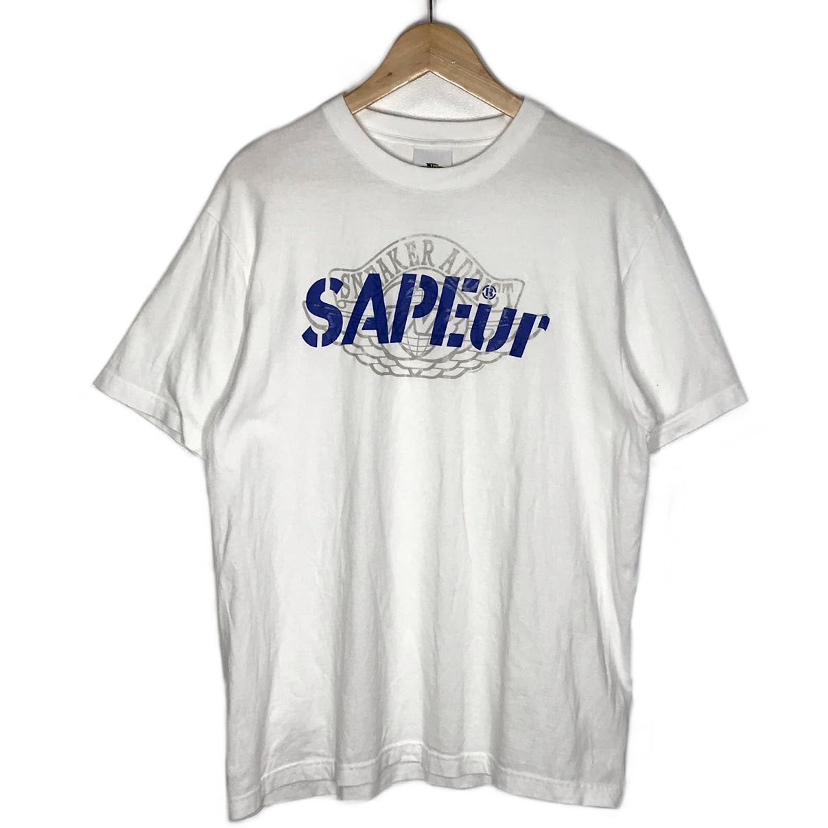 SAPEur | サプール × THE NETWORK BUSINESS(ザ・ネットワークビジネス) 半袖Ｔシャツ ホワイト サイズ：L【倉吉店】【代金引換不可・日時指定不可】【ポスト投函】
