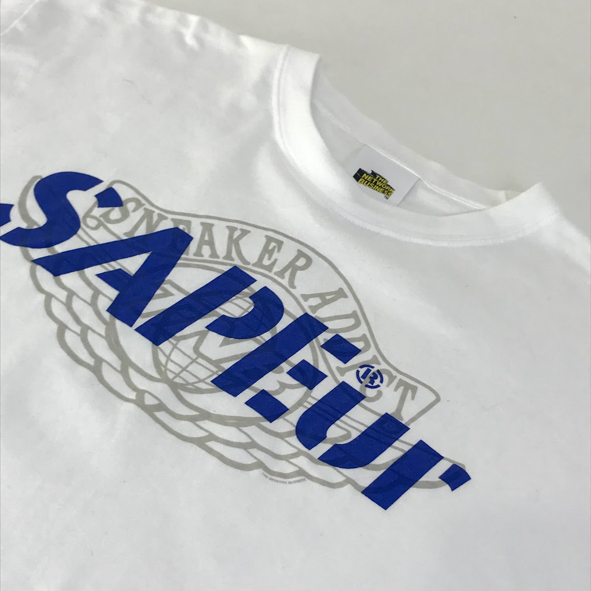 SAPEur | サプール × THE NETWORK BUSINESS(ザ・ネットワークビジネス) 半袖Ｔシャツ ホワイト サイズ：L【倉吉店】【代金引換不可・日時指定不可】【ポスト投函】