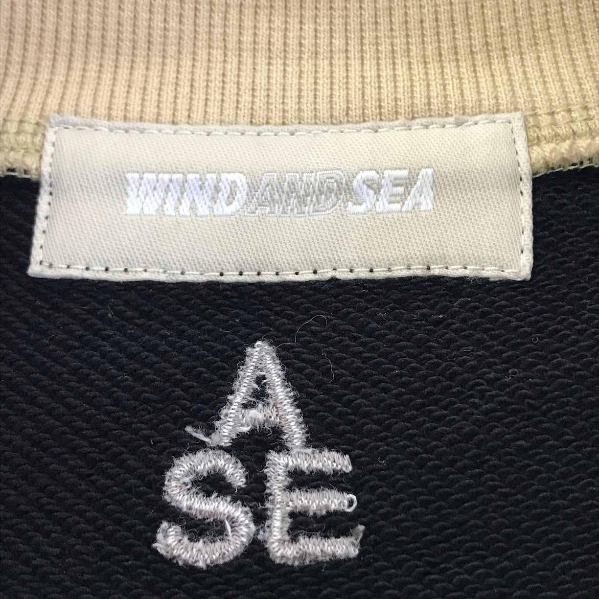 WIND AND SEA | ウィンダンシーウインダンシー SWEAT SHIRTS ネックロゴ刺繍 スウェット WDS-20A-TPS-02 ブラック サイズ：M【倉吉店】