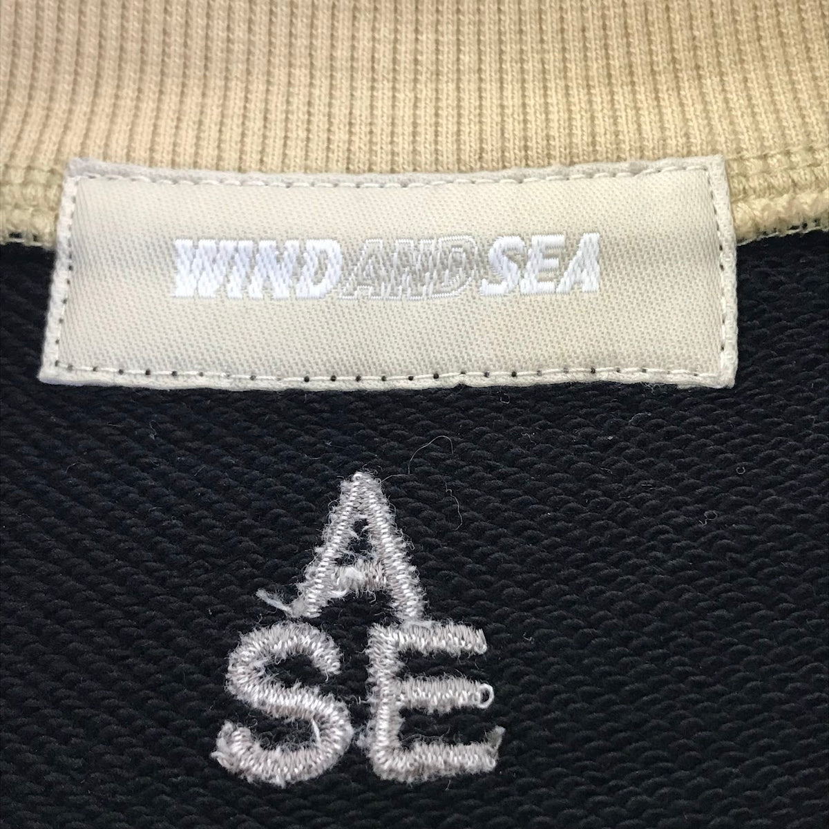 WIND AND SEA | ウィンダンシーウインダンシー SWEAT SHIRTS ネックロゴ刺繍 スウェット WDS-20A-TPS-02 ブラック サイズ：M【倉吉店】