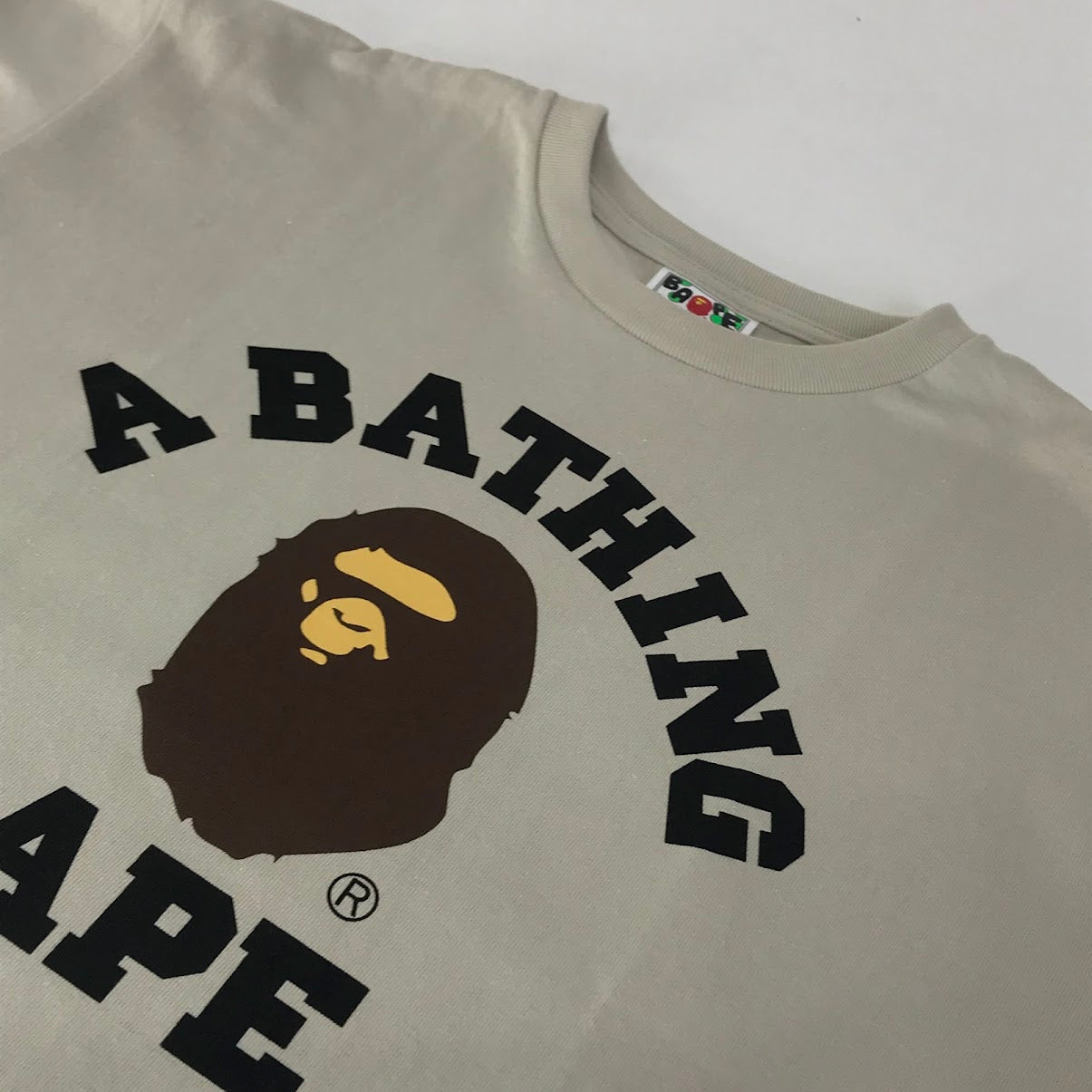 A BATHING APE | アベイシングエイプ COLLEGE TEE 半袖Ｔシャツ 1L30110001 ベージュ サイズ：M【倉吉店】【代金引換不可・日時指定不可】【ポスト投函】