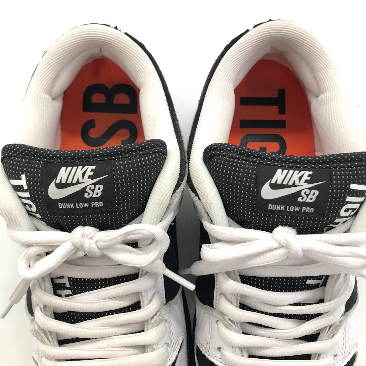 NIKE | ナイキ × TIGHTBOOTH(タイトブース) SB DUNK LOW PRO スニーカー FD2629-100 ホワイト/ブラック-セーフティーオレンジ 26.5cm【倉吉店】