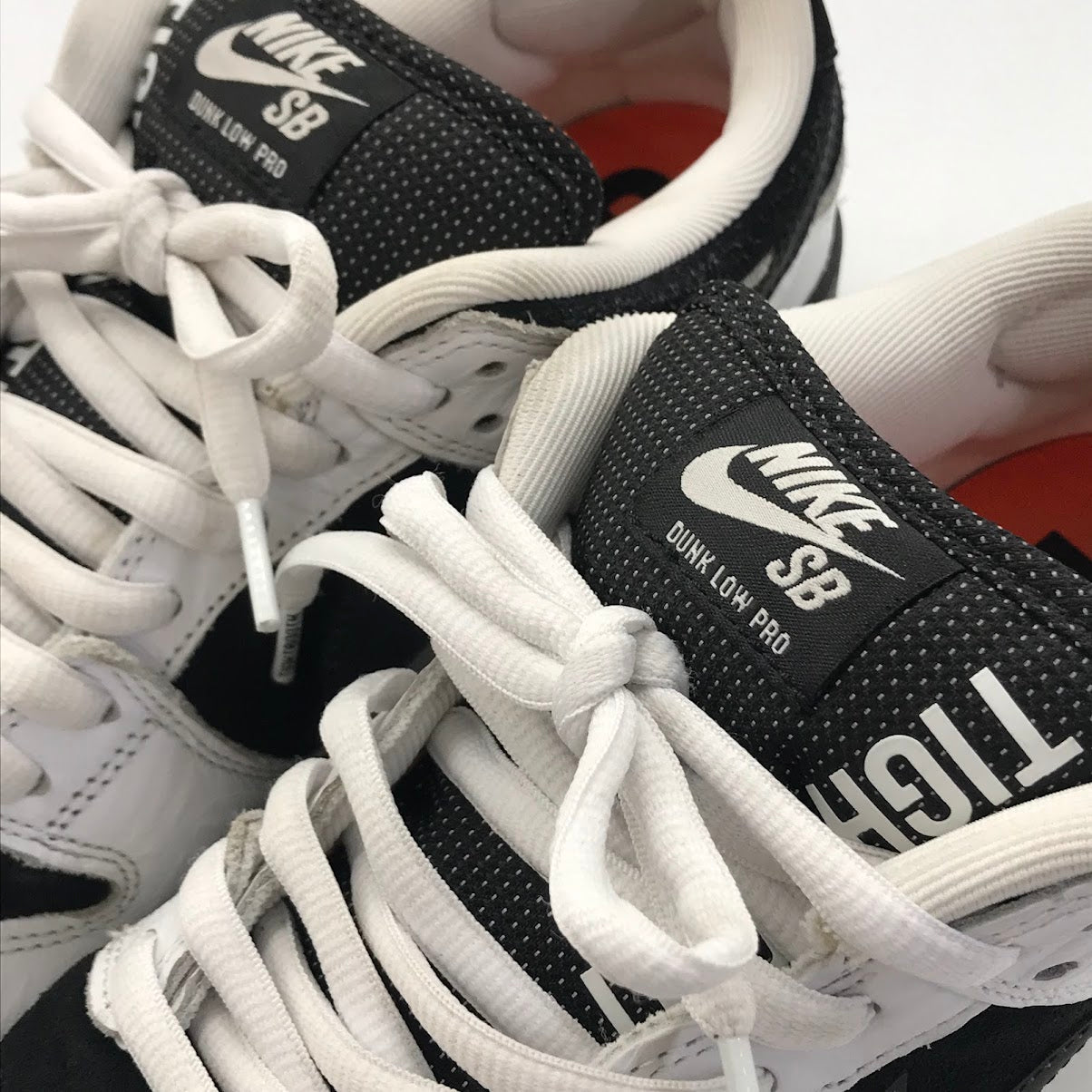 NIKE | ナイキ × TIGHTBOOTH(タイトブース) SB DUNK LOW PRO スニーカー FD2629-100 ホワイト/ブラック-セーフティーオレンジ 26.5cm【倉吉店】