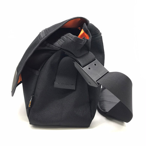 X-LARGE | エクストララージ POSTMAN SHOULDER BAG メッセンジャーバッグ 101223053001 ブラック【倉吉店】