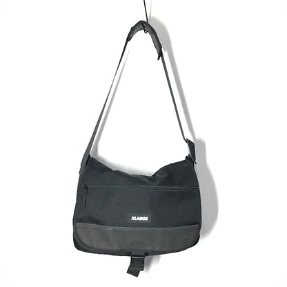 X-LARGE | エクストララージ POSTMAN SHOULDER BAG メッセンジャーバッグ 101223053001 ブラック【倉吉店】