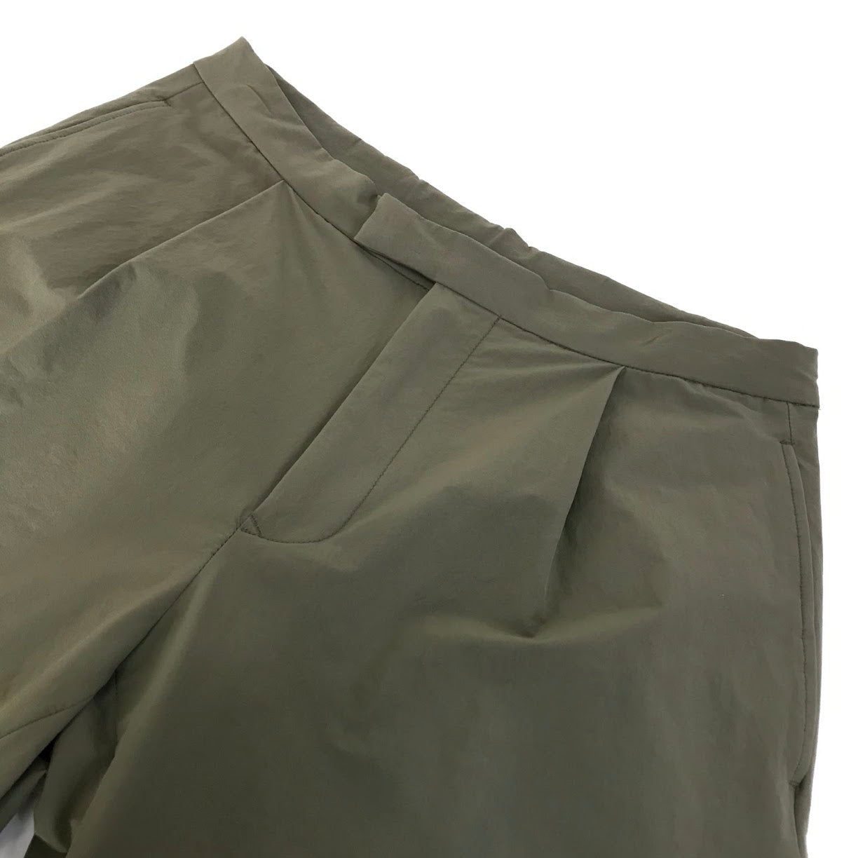 BEAMS PLUS | ビームスプラス 1プリーツ トラベル トラウザーズ トラウザーパンツ パンツ 11-23-0996-803 オリーブ サイズ：M【倉吉店】