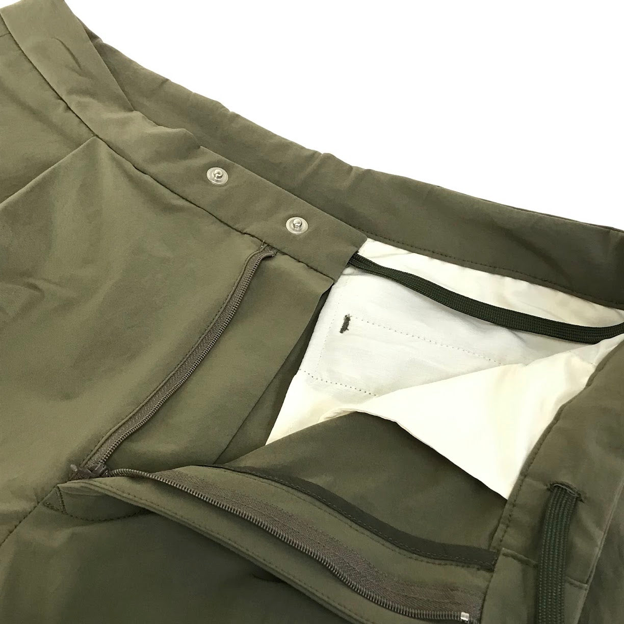 BEAMS PLUS | ビームスプラス 1プリーツ トラベル トラウザーズ トラウザーパンツ パンツ 11-23-0996-803 オリーブ サイズ：M【倉吉店】