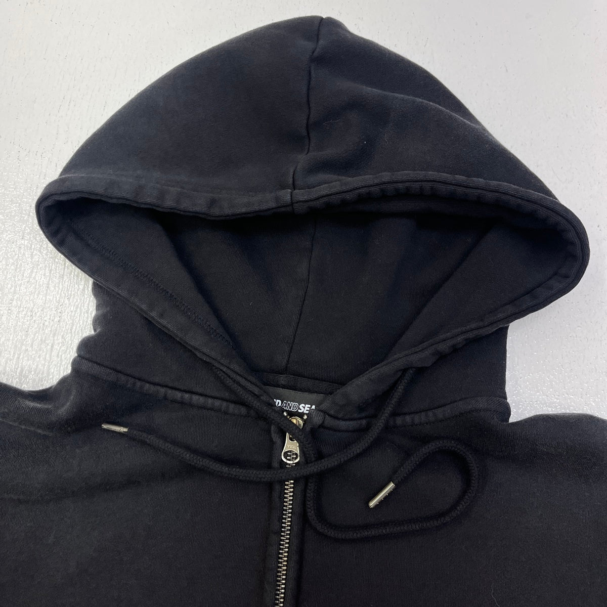 WIND AND SEA | ウィンダンシーウインダンシー SULFUR DYEING LOGO ZIP パーカー WDS-O-ESD-26-Q2-CS-02 ブラック サイズ：M【加古川店】