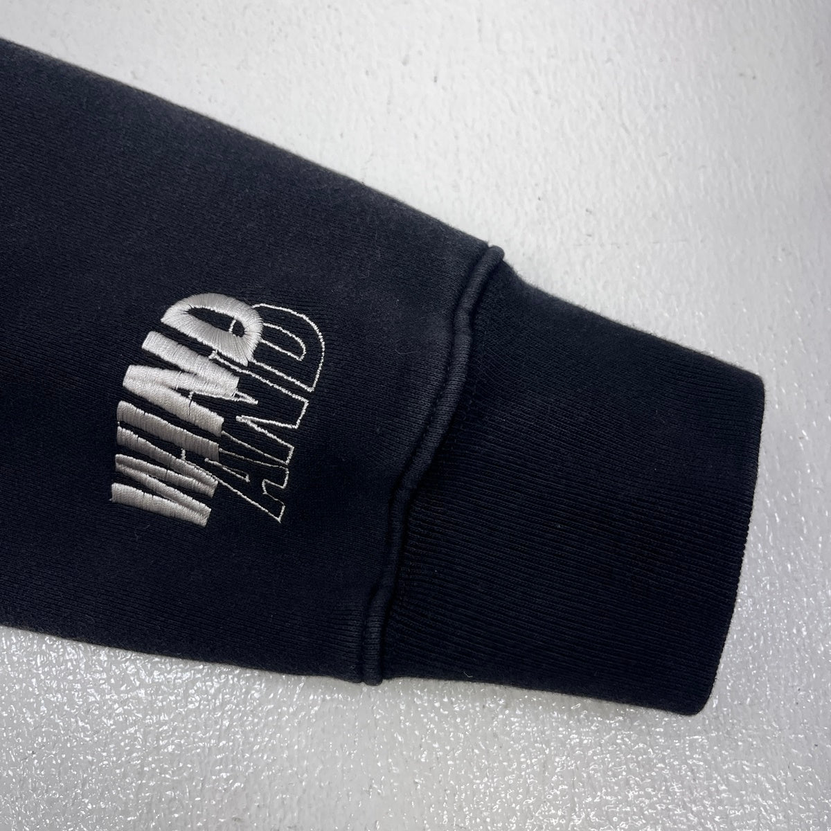 WIND AND SEA | ウィンダンシーウインダンシー SULFUR DYEING LOGO ZIP パーカー WDS-O-ESD-26-Q2-CS-02 ブラック サイズ：M【加古川店】