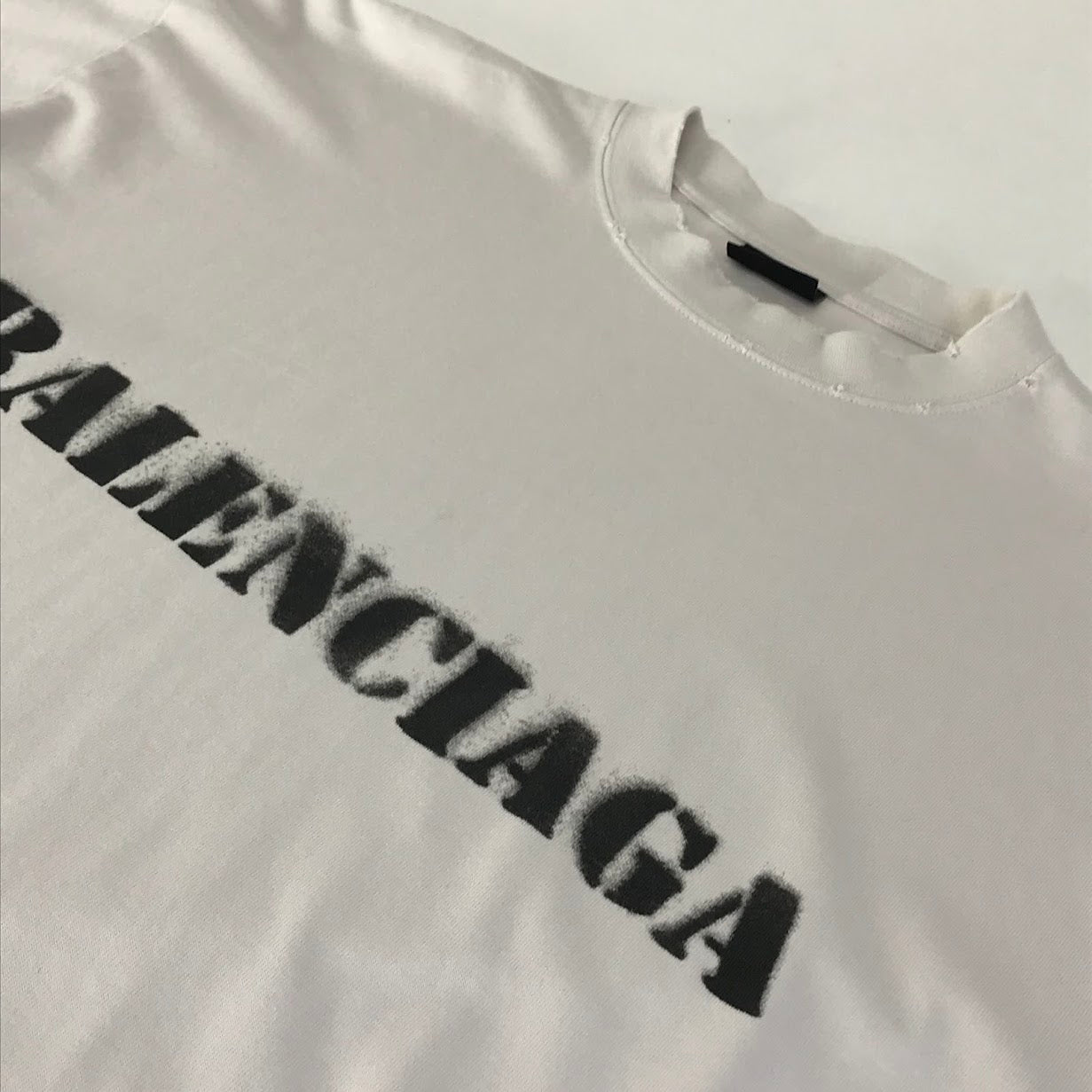 BALENCIAGA | バレンシアガ 24SS STENCIL TYPE ダメージ加工ロゴプリントTシャツ 半袖Ｔシャツ 764235 TQVA3 ベージュ サイズ：S【倉吉店】