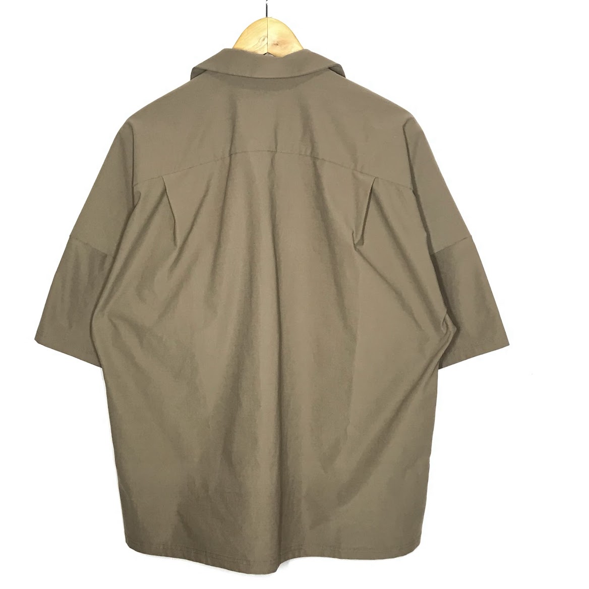 KAZUYUKI KUMAGAI | カズユキクマガイ タスラン天竺ドロップショルダーポロシャツ ポロシャツ KJ02-008 カーキ サイズ：1【倉吉店】