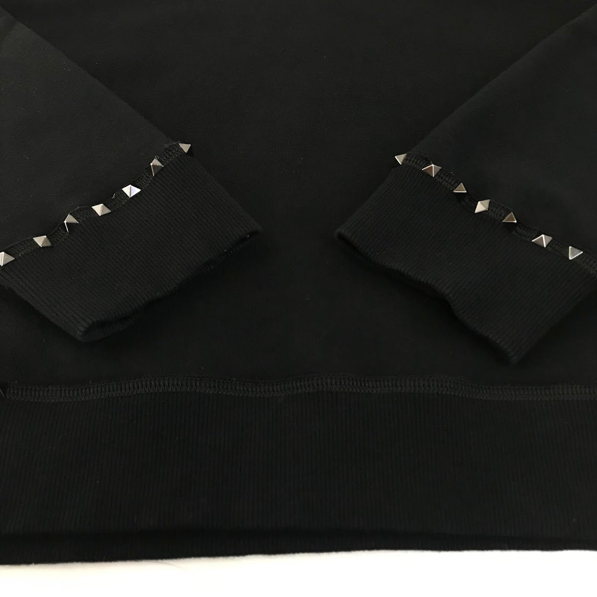 Valentino Garavani | ヴァレンティノ・ガラヴァーニ ロックスタッズ スウェット スウェット QV3MF03U3TGV ブラック サイズ：L【倉吉店】