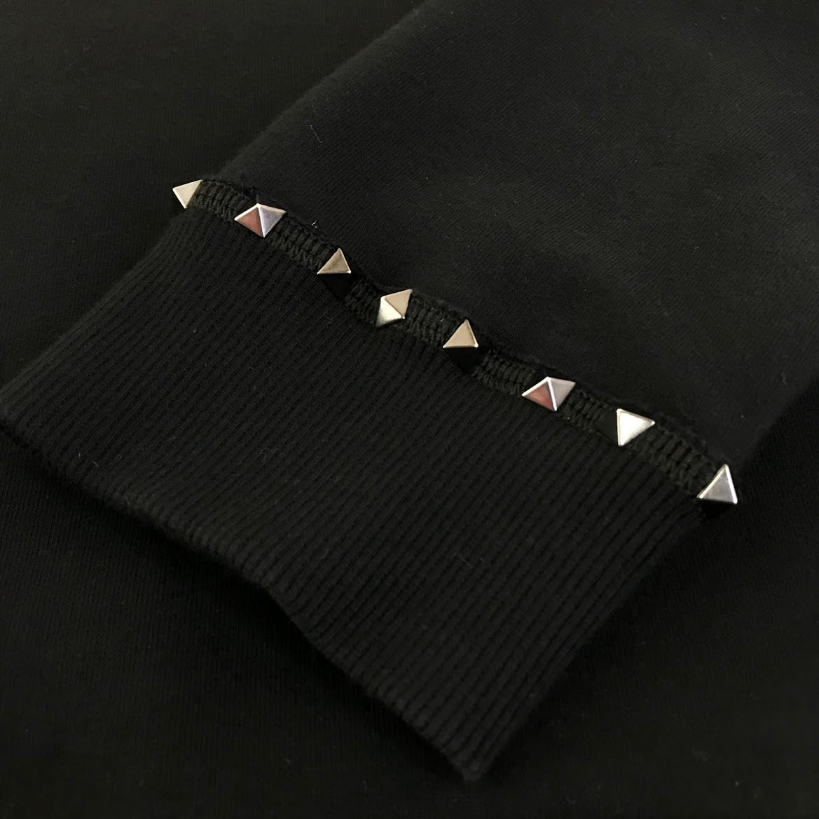 Valentino Garavani | ヴァレンティノ・ガラヴァーニ ロックスタッズ スウェット スウェット QV3MF03U3TGV ブラック サイズ：L【倉吉店】
