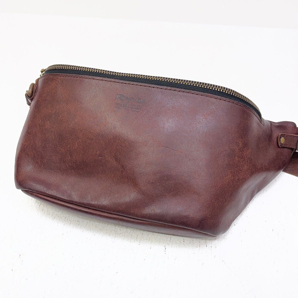 ryu | リューリュウ PLAIN SLING SHOULDER ボディバッグ ブラウン【加古川店】